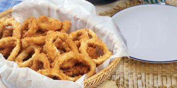 Crunchy Calamares with Tomato and Garlic Dip